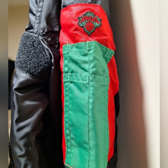 A Starter official NBA New York Knicks coat in a men's size large. NWOT. - Picture 3 of 10